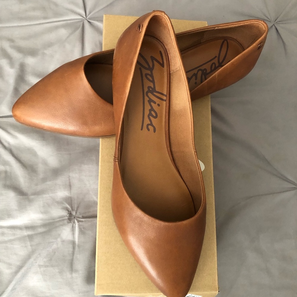 Zodiac cognac flats size 10 worn only one time.